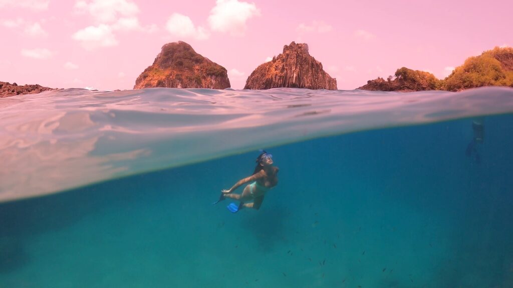 Livia Pereira fazendo um mergulho no mar de Fernando de Noronha, Brasil