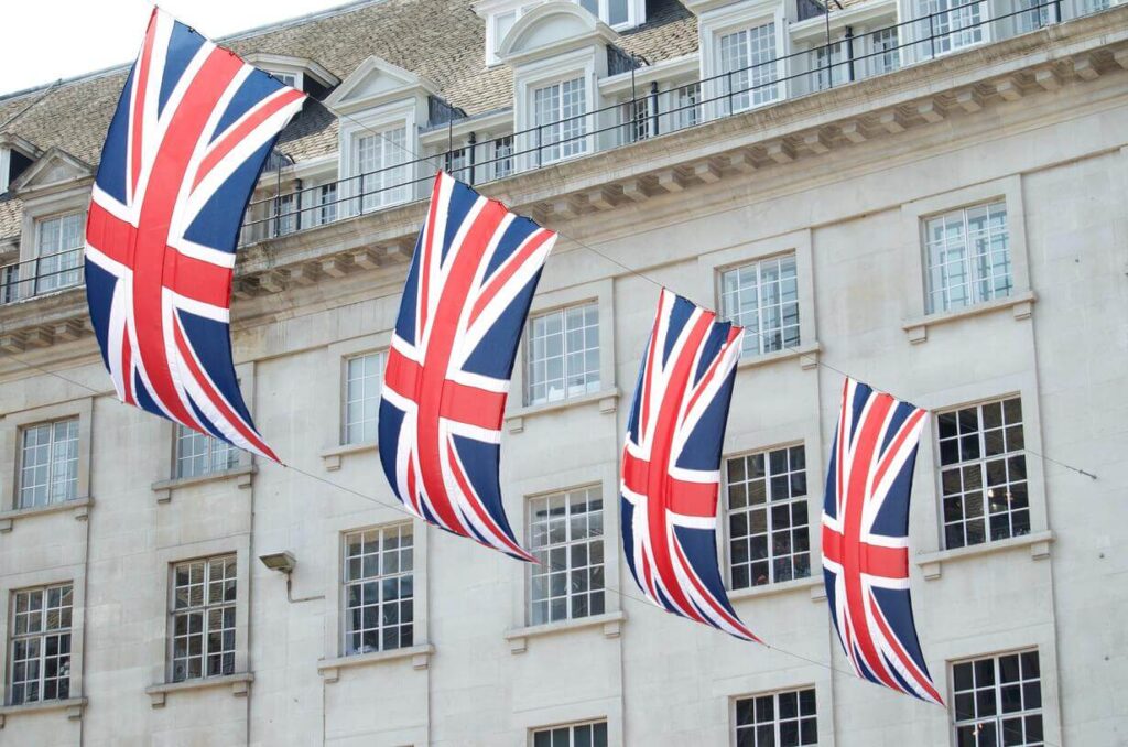 bandeira do Reino Unido estendida na rua próxima a um edifício