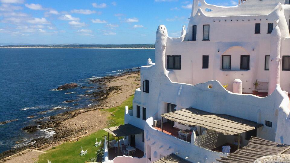 Casapueblo em Punta Del Leste no Uruguai, num dia de céu azul, sol, tempo aberto