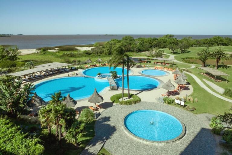 Hotel Sheraton Colonia e Golf SPA Resort, vista das piscinas do hotel, um ótimo lugar onde ficar em Colônia do Sacramento