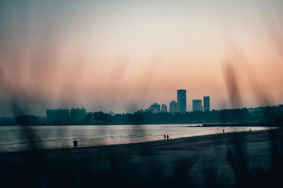 Fim de tarde na orla da praia em Montevidéu no Uruguai