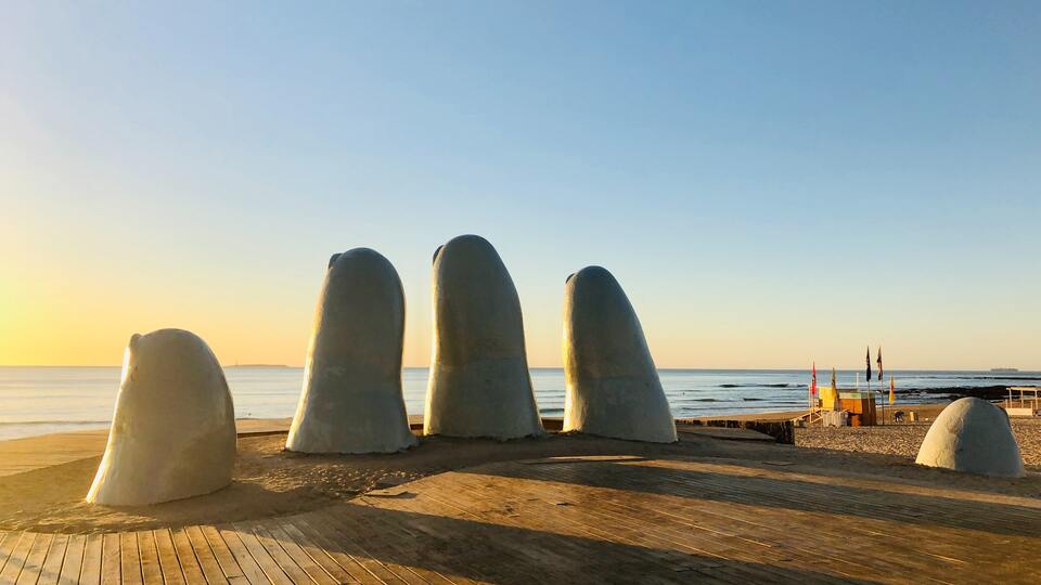 Monumento La Mano em Punta Del Este, no Uruguai, num fim de tarde