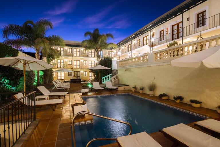 Posada Don Antonio, vista da piscina durante fim da tarde e início da noite, um ótimo lugar onde ficar em Colônia do Sacramento