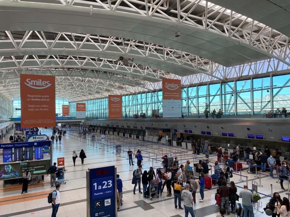 Aeroporto Internacional de Ezeiza em Buenos Aires na Argentina com vários viajantes esperando o embarque. Reprodução Four Square.