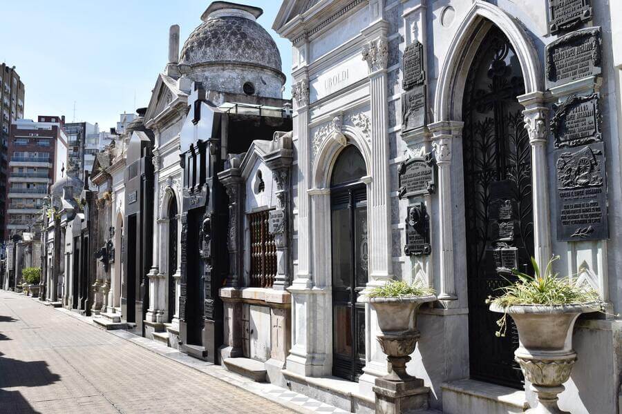 Imagem do cemitério de Recoleta em Buenos Aires na Argentina com várias entradas, foto feita durante um dia de céu aberto e ensolarado