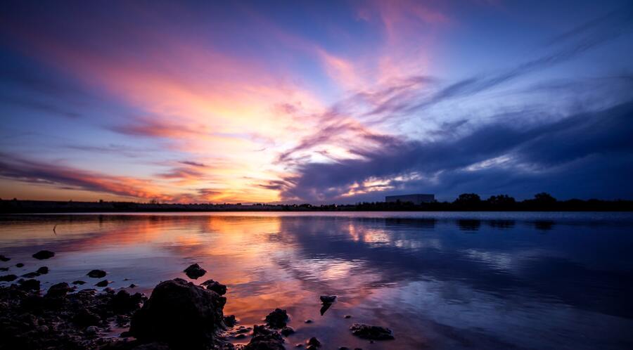 Vista de Delta del Tigre em Buenos Aires na Argentina, foto feita durante o fim da tarde, mostrando o pôr do sol no Rio Tigre