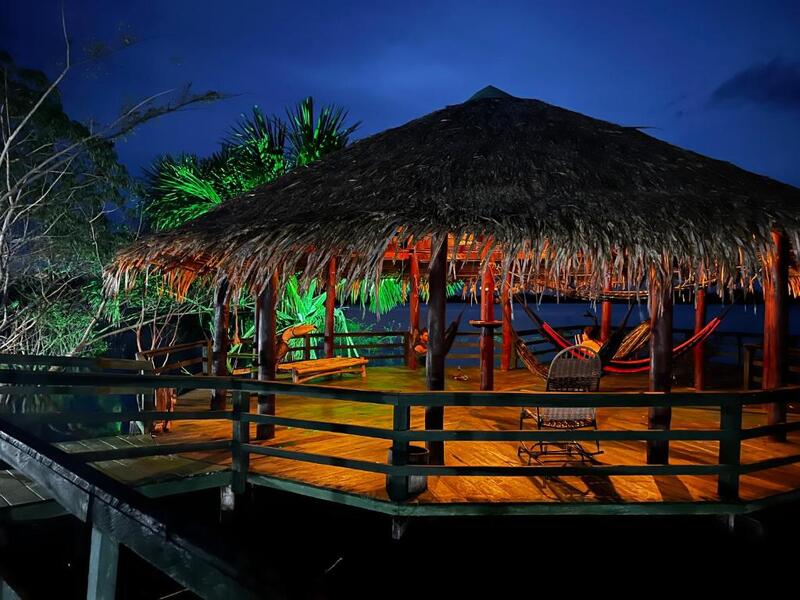 Coreto da Amazônia Exxperience Lodge em Manaus durante a noite