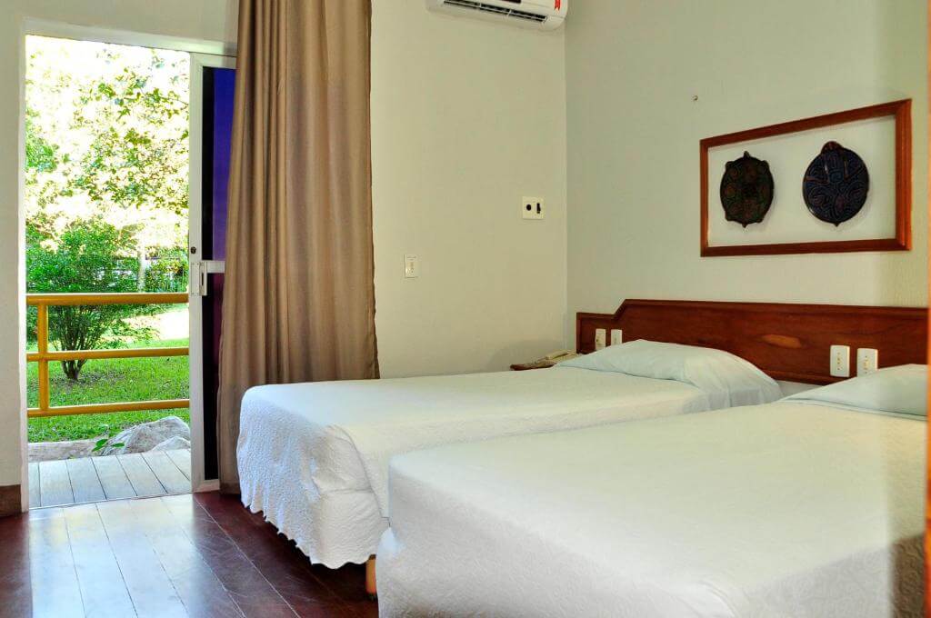 Quarto do Beloalter Hotel, em Alter do Chão no Pará, com duas camas de casal, ar-condicionado, telefone e travesseiros