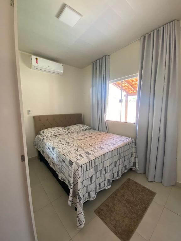 Quarto do Casa Alter do Chão J & J, em Alter do Chão no Pará, com cama de casal, ar-condicionado e tapete