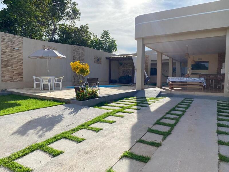 Quintal com piscina da Casa Ondas em Alter do Chão no Pará durante o dia de sol