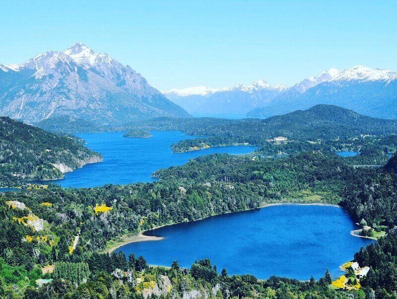 Lagos e montanhas de Carro Campanario em Bariloche na Argentina durante um dia de sol. Reprodução: Tripadvisor.