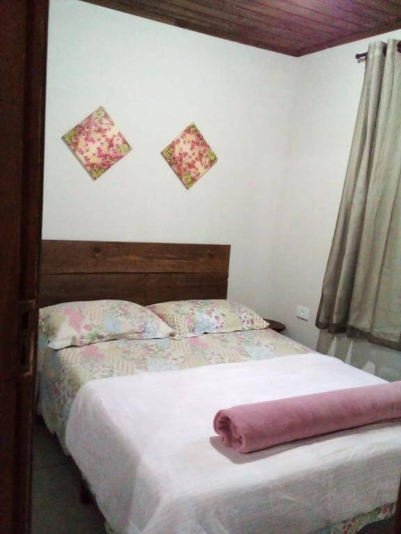 Quarto do Chacará Lucinda, em Morretes no Paraná, com cama de casal