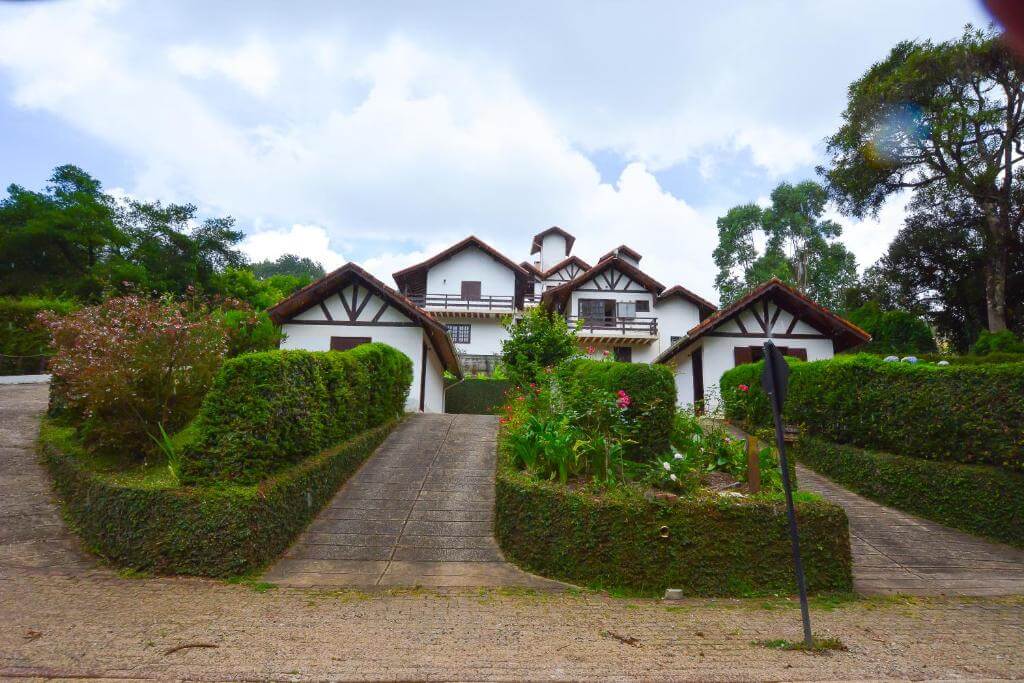 Entrada do Chalés Leopoldo, em Monte Verde - MG, durante o dia