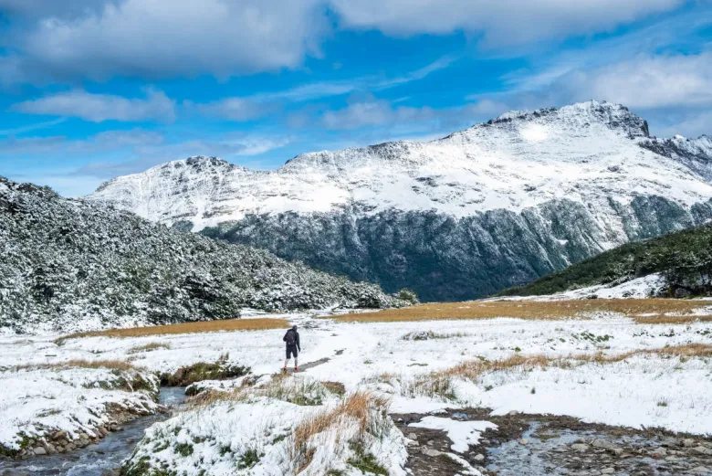 Glaciar Vinciguerra em Ushuaia na Argentina durante o dia com uma pessoa fazendo trilha