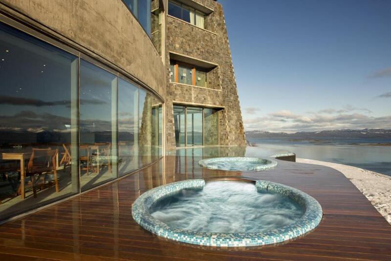 Parte externa do Arakur Ushuaia Resort e SPA mostrando as duas piscinas pequenas e a vista do local. Reprodução: Tripadvisor.