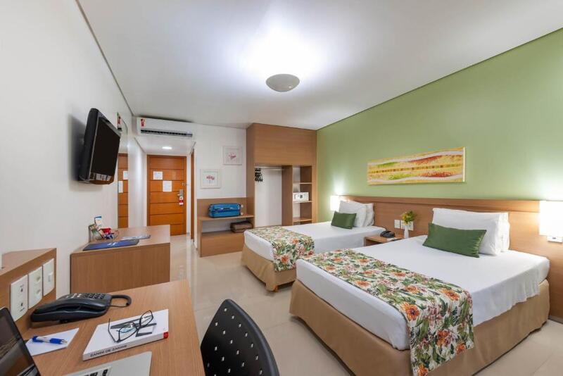Quarto do Hotel Blue Tree Premium Manaus, em Manaus no Amazonas, com camas de solteiro, ar-condicionado, mesa de escritório, televisão de tela plana, banheiro, armário, entre outros
