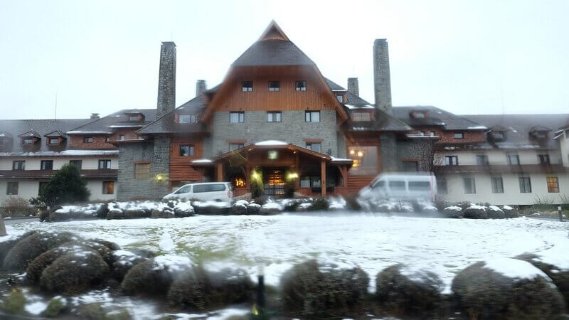 Fachada do Hotel Llao Llao em Bariloche na Argentina durante o período de inverno com muita neve em volta. Reprodução: Tripadvisor.