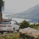 Carro esportivo 4x4 fazendo uma experidção pelo lago escondido e fagnano em Ushuaia na Argentina