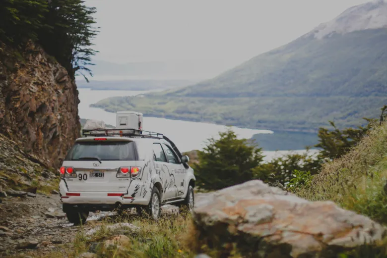 Carro esportivo 4x4 fazendo uma experidção pelo lago escondido e fagnano em Ushuaia na Argentina