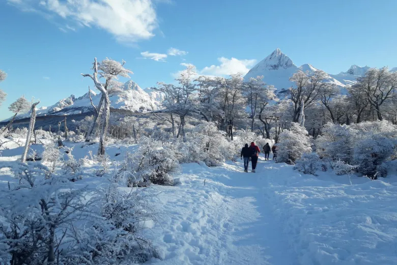 Laguna Esmeralda em Ushuaia na Argentina com muito gelo no local e alguns casais andando durante um de sol e céu aberto