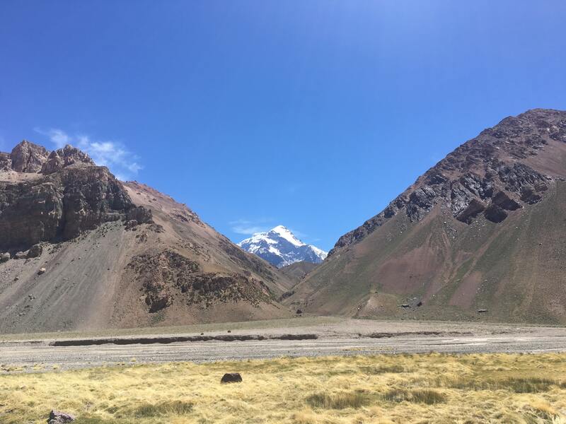 O que fazer em Mendoza - Monte em Mendoza na Argentina durante um dia de sol e céu claro