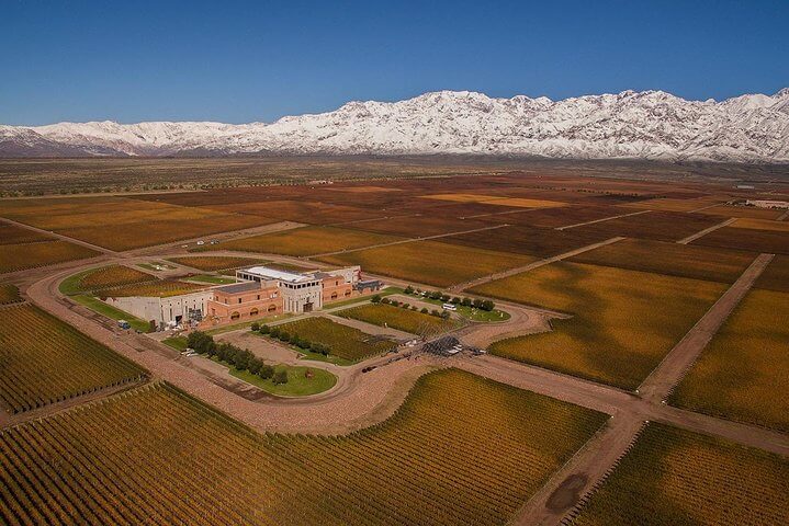 Onde Ficar em Mendoza na Argentina - Vista aérea de viníciola próxima a montanha de gelo em Mendoza