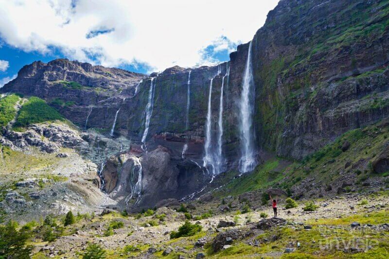 Montanhas rochosas e cachoeiras do Parque Nacional Nahuel Huapi em Bariloche na Argentina durante um dia de sol. Reprodução: Tripadvisor.