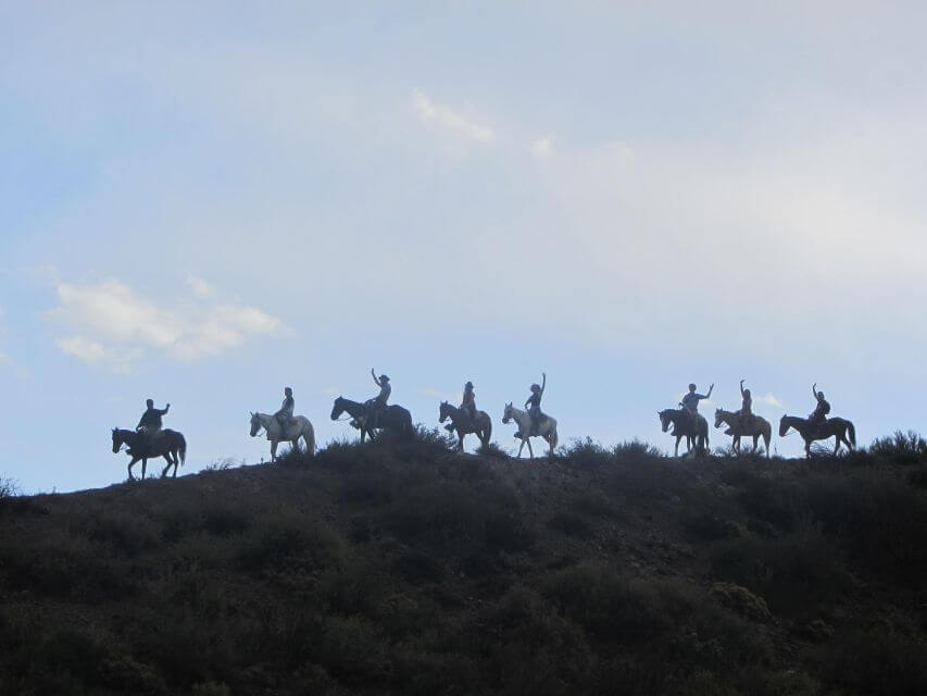 Pessoas andando a cavalo na Cordilheira dos Andes em Mendoza na Argentina