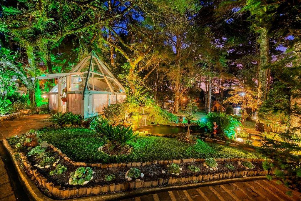 Jardim da Pousada Cantos e Contos, em Monte Verde - MG, durante um fim de tarde