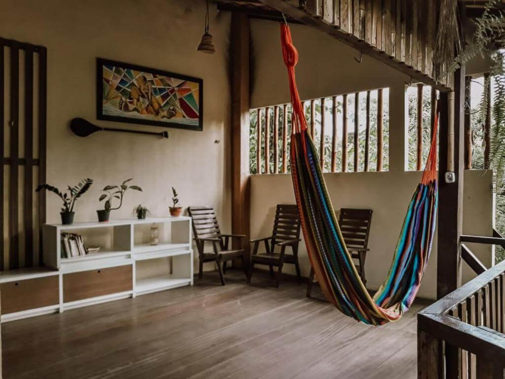Sala com rede em ousada Casa do Ivo - Eco Maraka, em Alter do Chão no Pará
