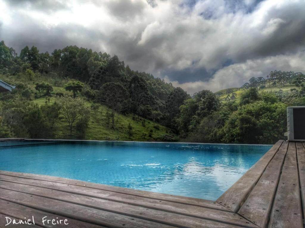 Piscina da Pousada MD Luar da Montanha, em Monte Verde - MG, durante o dia