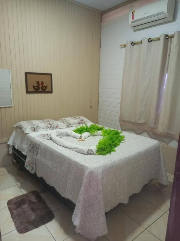 Quarto da Pousada Recanto da Madá, em Alter do Chão no Pará, com quarto de casal, toalhas, ar-condicionado