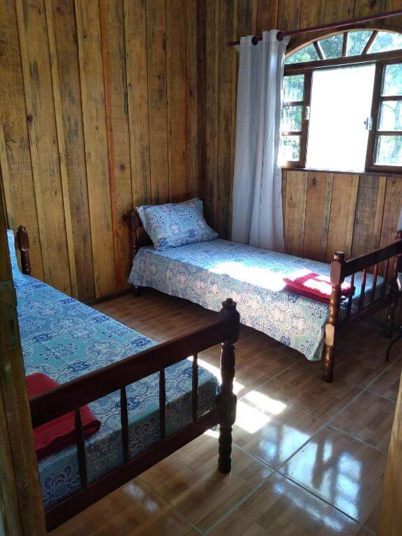 Quarto do Pousada Serra Verde, em Morretes no Paraná, com camas de solteiro e casal