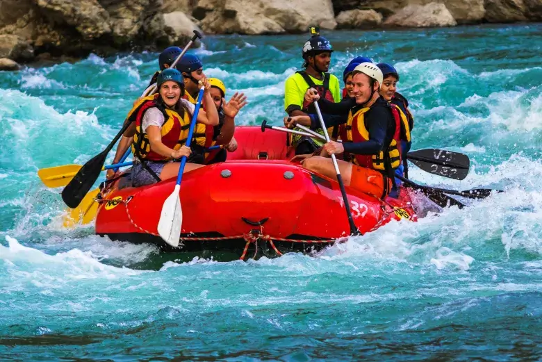 Várias pessoas em bote fazendo rafting no RIo Mendoza na Argentina