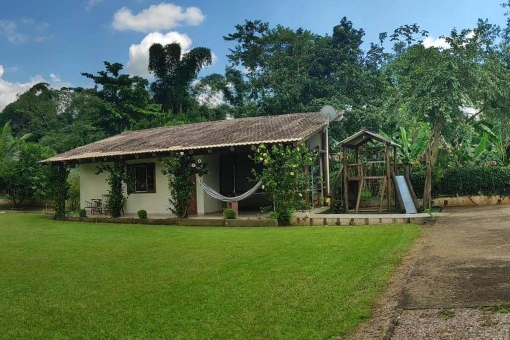 Casa e jardim do Recanto do Sossego em Morretes no Paraná