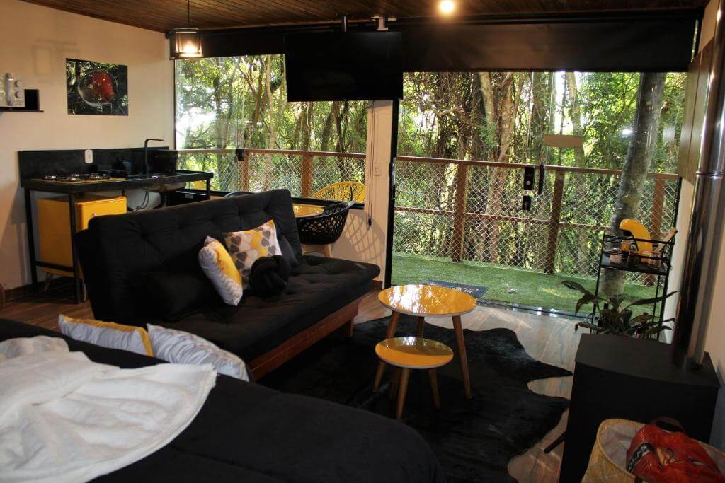 Sala do Recanto Lira, em Monte Verde - MG, com sofás e varanda