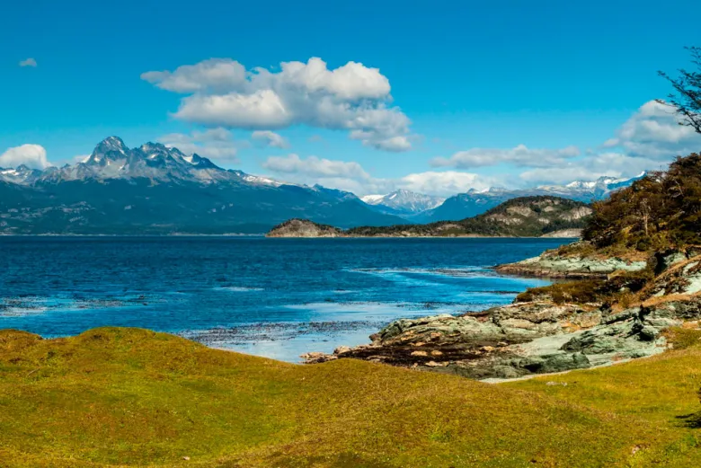 Terra do fogo em Ushuaia na Argentina durante um dia de sol e céu azul com algumas nuvens