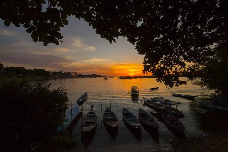 Entardecer em rio no Alter do Chão com várias canoas na beira do leito