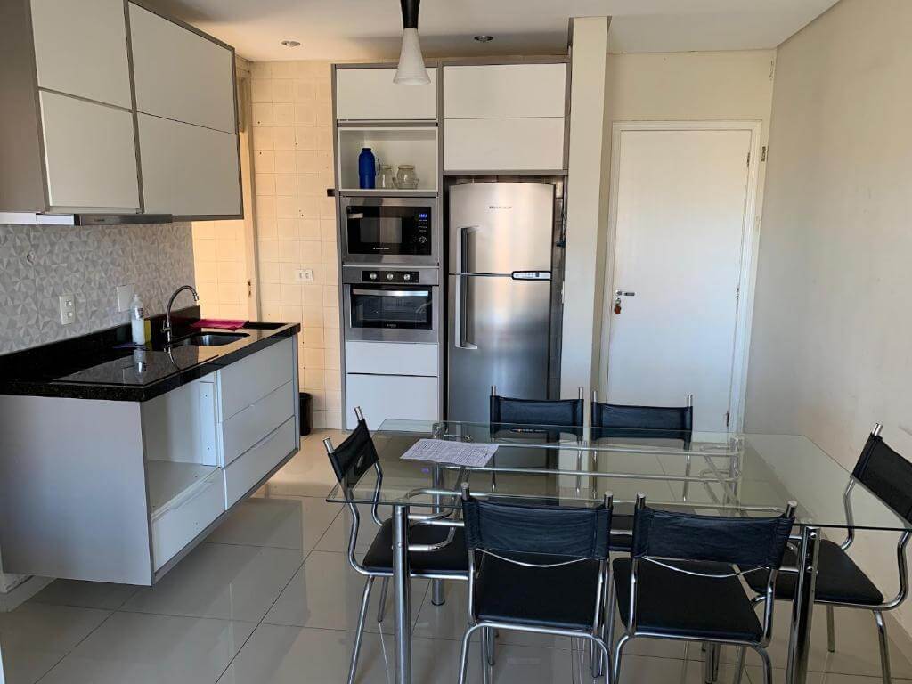 Cozinha do apartamento decorado praia da enseada hotéis e pousadas pet friendly, em Guarujá no Litoral de São Paulo - SP