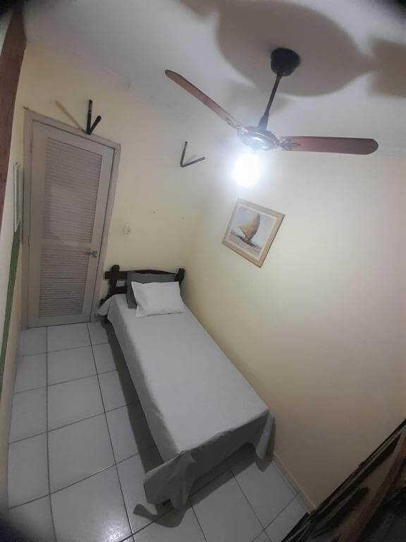 Quarto do apartamento espaçoso, em Guarujá no Litoral de São Paulo - SP