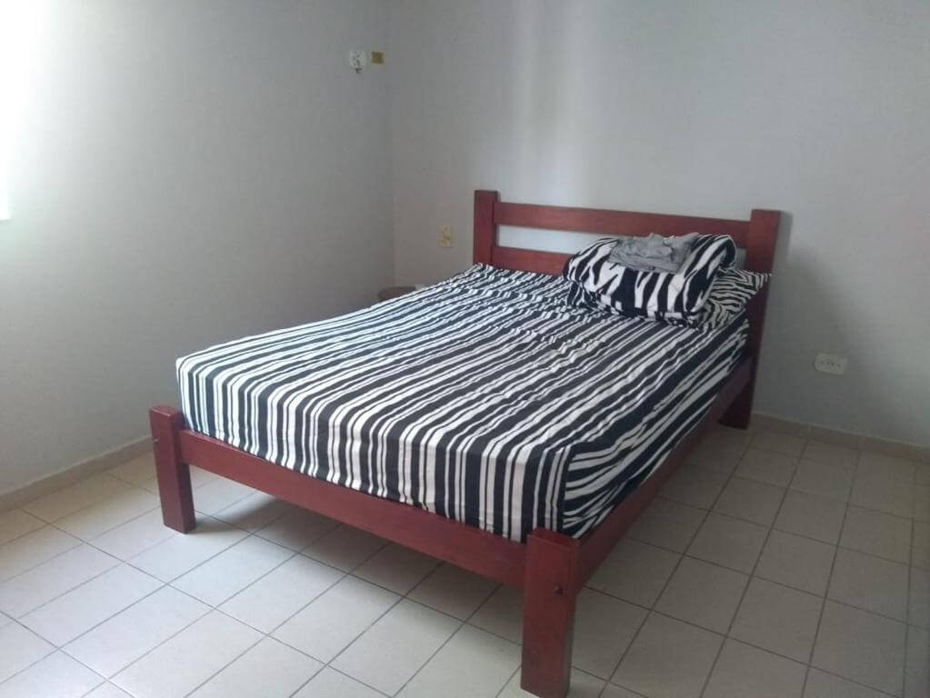 Quarto do apartamento temporada praia do tombo, em Guarujá no Litoral de São Paulo - SP, com cama de casal, lençol e travesseiro