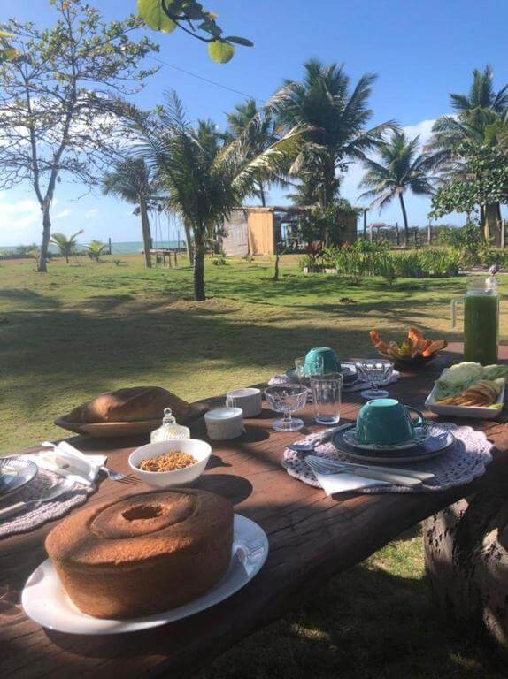 Mesa de café da manhã da pousada Bela Caraiva Praia, em Caraíva na Bahia - BA