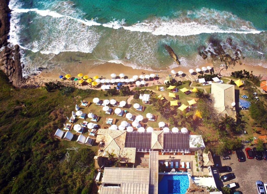 hotéis e pousadas pet friendly em buzios rj | Praia de Búzios com muitos turistas durante o dia