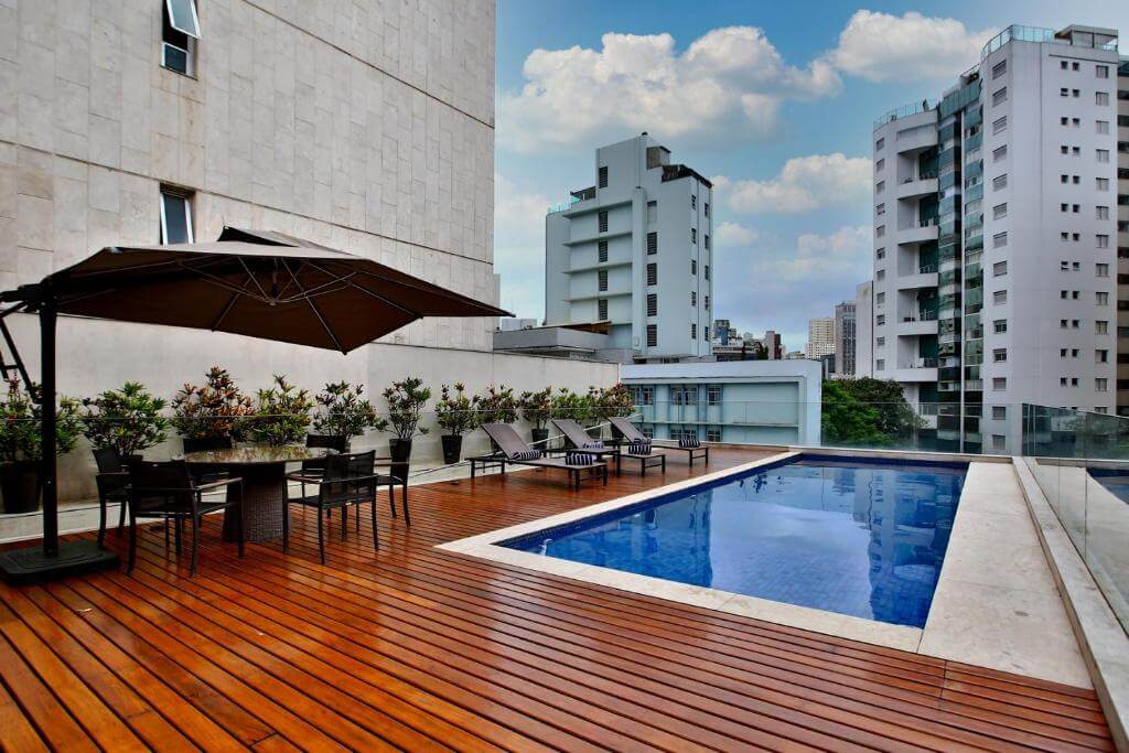 Piscina do Hotel Ramada by Wyndham, em Belo Horizonte em Minas Gerais - MG