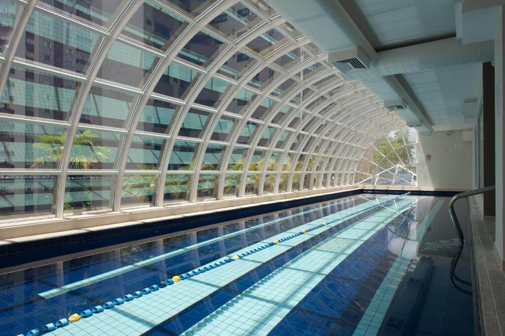 Piscina do QOYA Hotel Curitiba, em Curitiba no Paraná, durante o dia