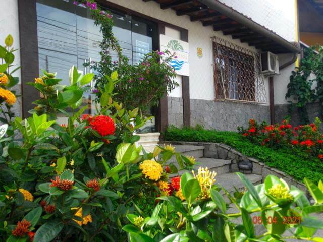 Entrada do Viva Búzios Flat em Búzios no RJ com muitas flores