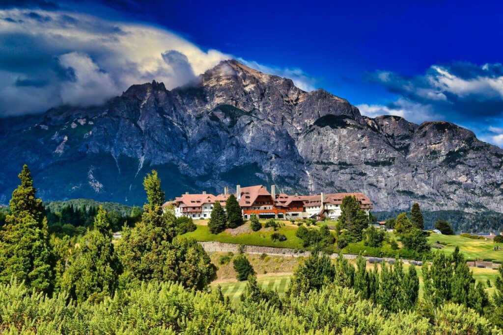 O que Fazer em Bariloche - Imagem do Hotel Llao Llao entre montanhas e árvores durante o dia. Reprodução: Unsplash.
