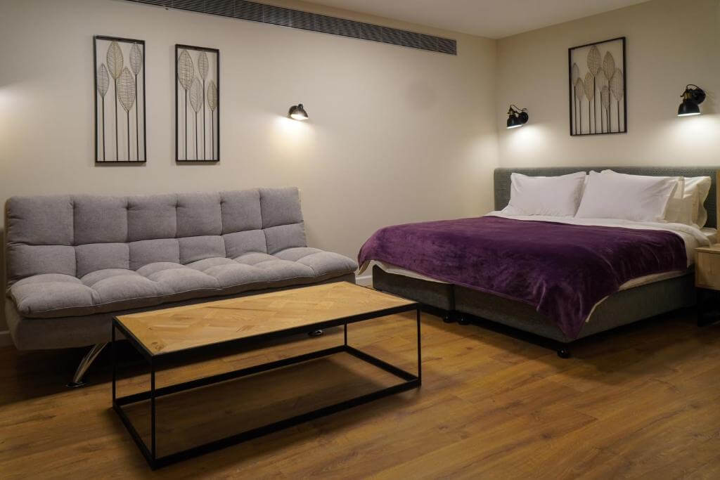 apartique hotel quarto com sofa
