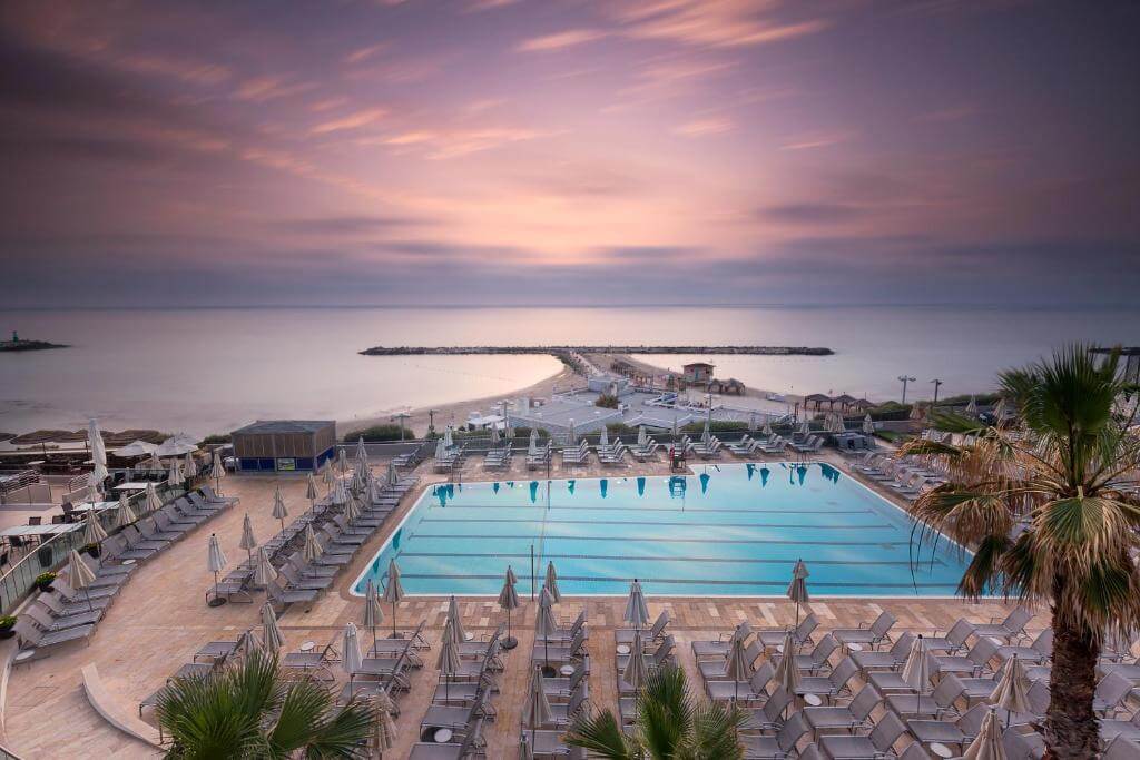 the vista at hilton tel aviv piscina