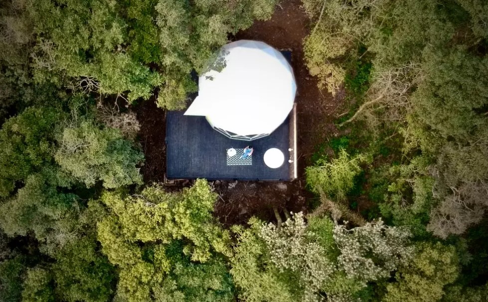 Vista do alto de um domo em meio à natureza em Gramado. Hotéis em Gramado Pet Friendly.